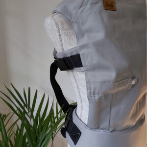 Baby carrier for babies from birth up to 14 kg. Front hip baby carry.