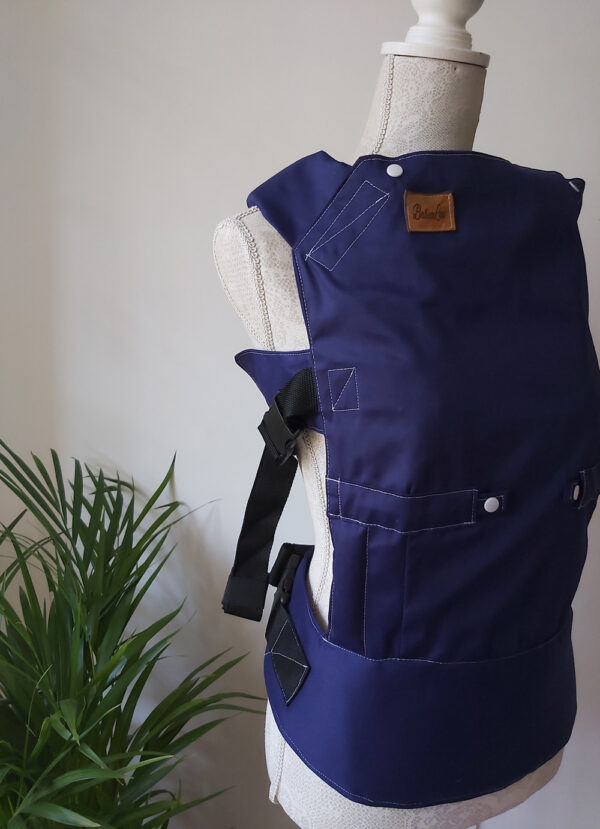 Baby carrier for babies from birth up to 14 kg. Front hip baby carry.